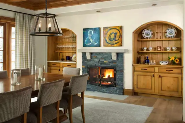 Meadow Mountain Homes, расположенный в Вейле, Колорадо - камин в столовой