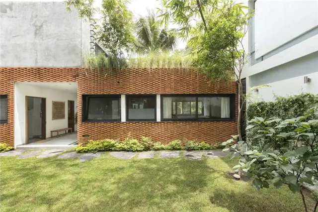 Интерьер дома Sundaram House из кирпича и винтовой лестницы - RVO Studio - кирпичи