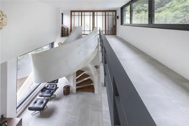 Интерьер Sundaram House из кирпича и винтовой лестницы - RVO Studio - наверху