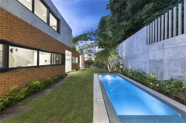 Sundaram House кирпич и винтовая лестница интерьер - RVO Studio - бассейн
