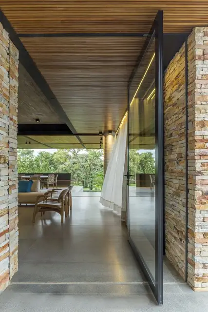 Бетонный дом в Бразилии от Costaveras Arquitetos - поворотные двери