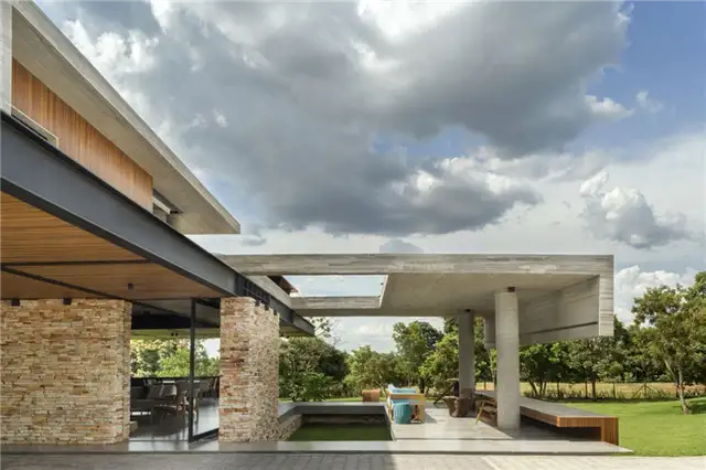 Бетонный дом в Бразилии от Costaveras Arquitetos - бетонная пергола