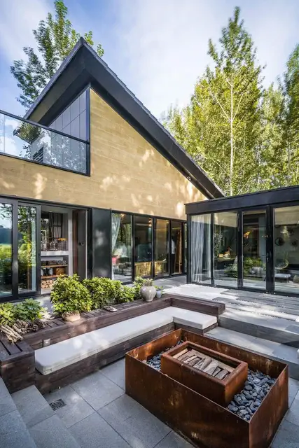 Дом во дворе от IAPA Design Consultants In China - камин из кортеновской стали