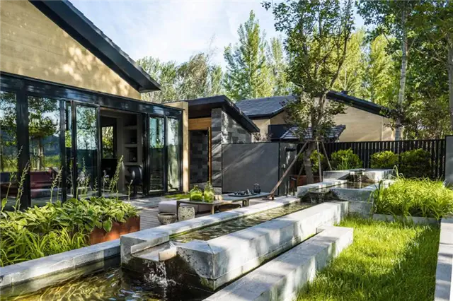 Дом во внутреннем дворе от IAPA Design Consultants In China - водный объект