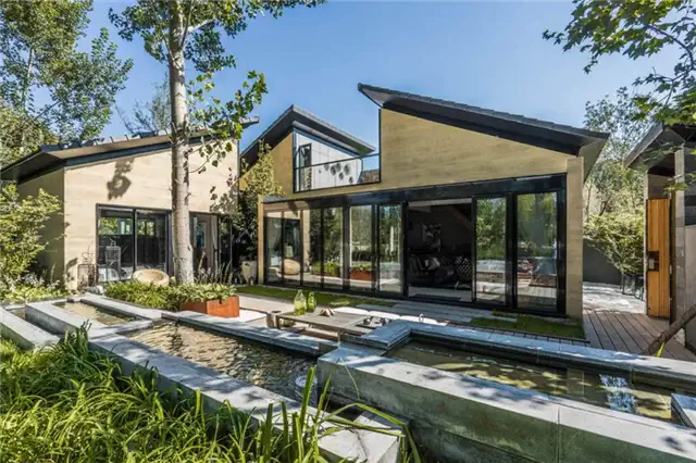 Дом во внутреннем дворе от IAPA Design Consultants In China - большой водный объект