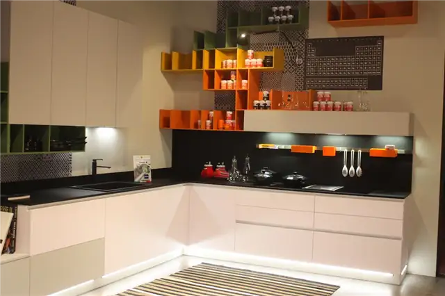 stosa cucine темная задняя панель с открытыми оранжевыми полками