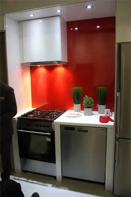 Маленькая кухня Blomberg с оранжевыми акцентами