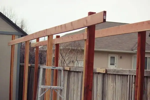 DIY (своими руками)_Grape_Arbor_boards_metal_brakets_36metrov