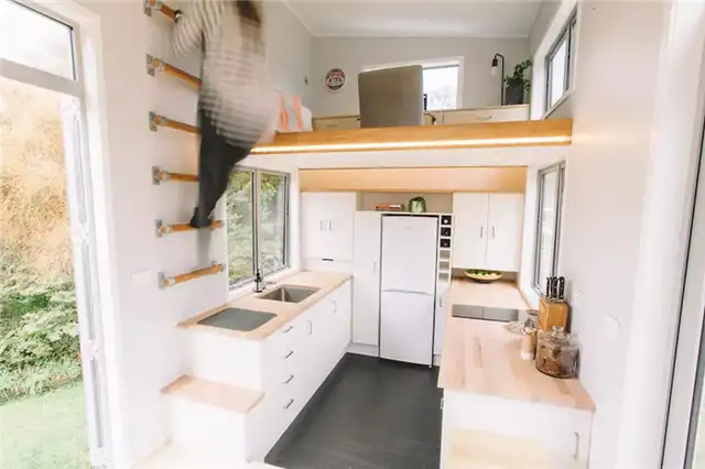 Новозеландская крошечная компания - Millennial Tiny House - пристенная лестница