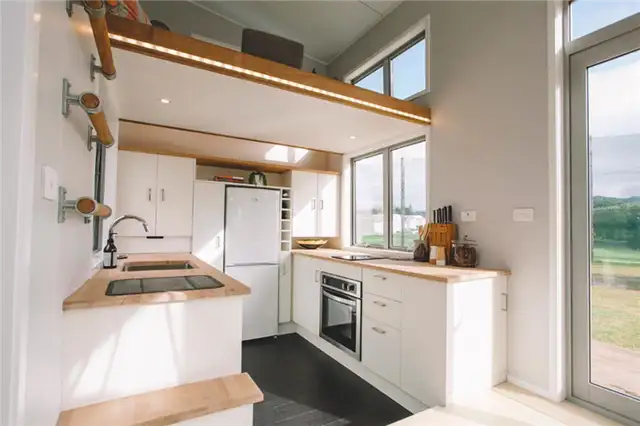 Новозеландская крошечная компания - крошечный дом Millennial Tiny House - кухня