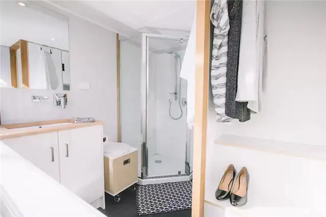 Новозеландская крошечная компания - Millennial Tiny House - ванная комната
