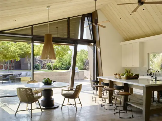 Современный и традиционный дом от Walker Warner Architects - кухня с открытым пространством