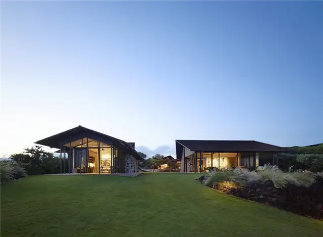 Современный и традиционный дом от Walker Warner Architects - газон