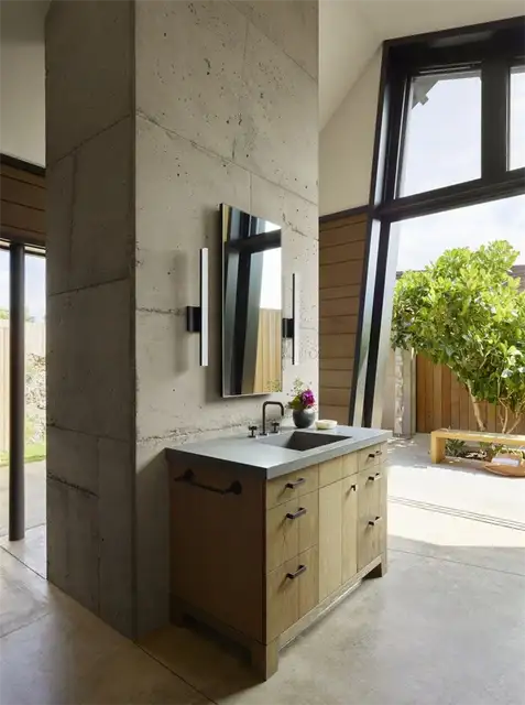 Modernity and Tradition House by Walker Warner Architects - ванная комната