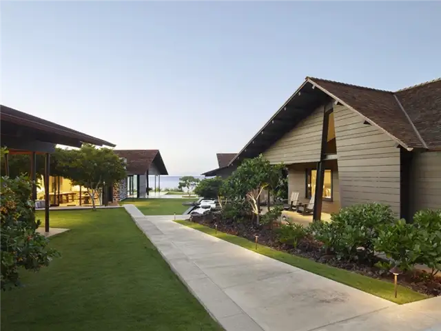 Modernity and Tradition House by Walker Warner Architects - бетонная дорожка во внутреннем дворике