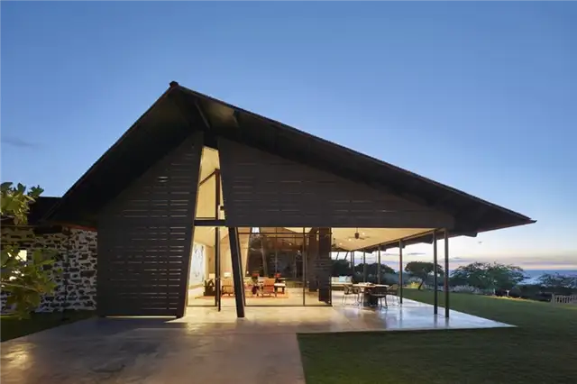 Современный и традиционный дом от Walker Warner Architects - бетонное патио