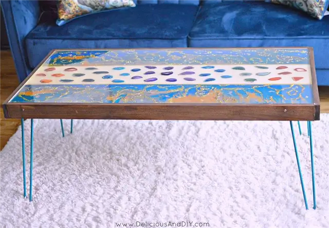 Мраморный кофейный столик с ножками-шпильками