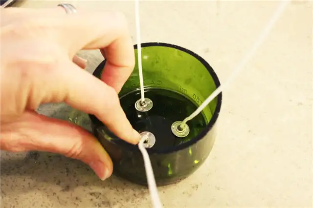 DIY (своими руками) Glass Bottle Candle- закрепите основания фитилей свечи
