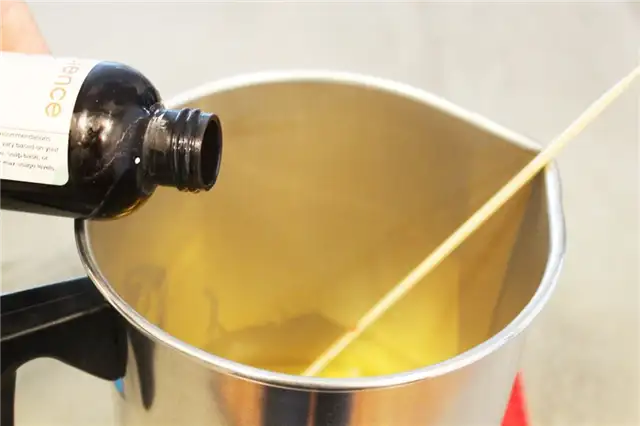 DIY (своими руками) свеча в стеклянной бутылке - налейте аромат свечи в воск