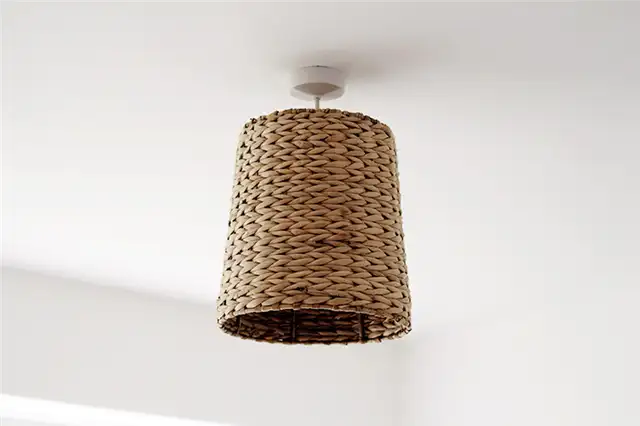 Абажур из корзины крупным планом