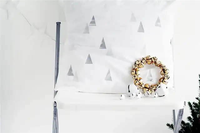 DIY (своими руками)-festive-tree-pillow-display