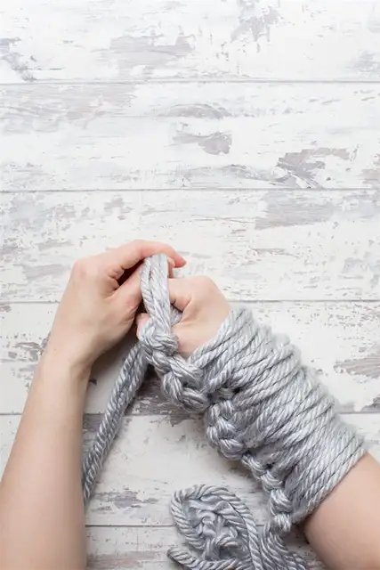 DIY (своими руками) Arm knit cushion cover - you have cast on 10 stitches