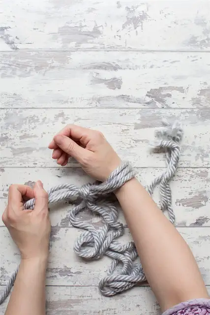 DIY (своими руками) Arm knit cushion cover - вязание на руках, и первое - накидывание