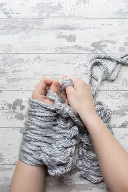 DIY (своими руками) Arm knit cushion cover - закончите вязание ряда, пока не провяжете все 10 стежков