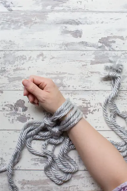 DIY (своими руками) Arm knit cushion cover - пропустите правую руку через пряжу
