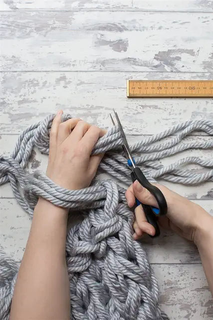 DIY (своими руками) Arm knit cushion cover - первый стежок, который вы провязали, и потяните за него.