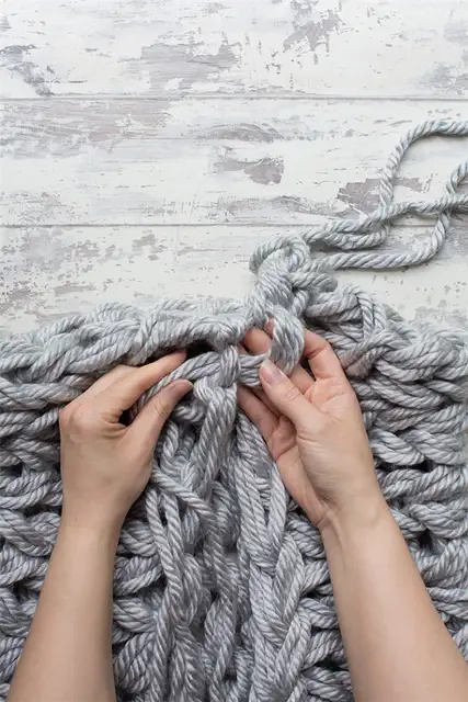 DIY (своими руками) Arm knit cushion cover - Начните с того, что положите рядом друг с другом верхнюю часть.