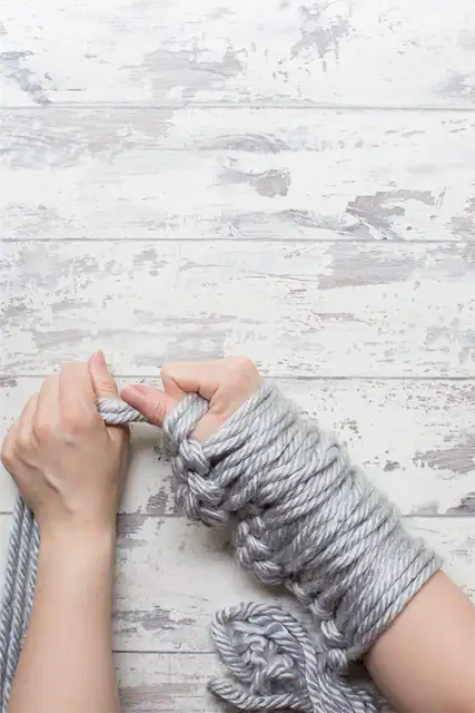 DIY (своими руками) Arm knit cushion cover - Возьмите эту новую петлю и положите вашу правую руку