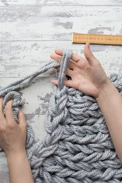 DIY (своими руками) Arm knit cushion cover - сшейте оставшийся шов на левой руке.