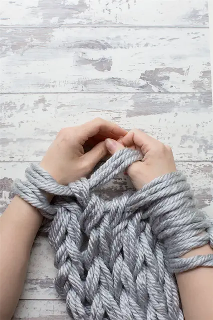 DIY (своими руками) Arm knit cushion cover - провяжите половину оборота против часовой стрелки