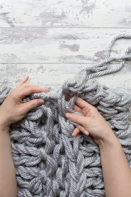 DIY (своими руками) Arm knit cushion cover - Потяните осторожно, чтобы затянуть и закончить вязание.