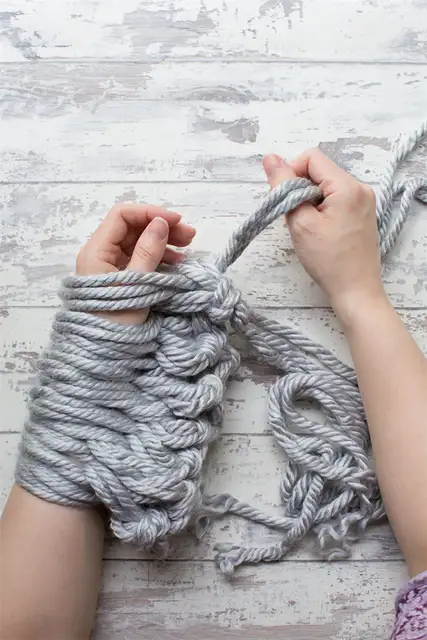 DIY (своими руками) Hand knit cushion cover - Скрутите петлю на пол-оборота по часовой стрелке и провяжите