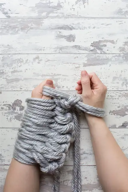 DIY (своими руками) Arm knit cushion cover - продолжайте вязать просто повторяйте