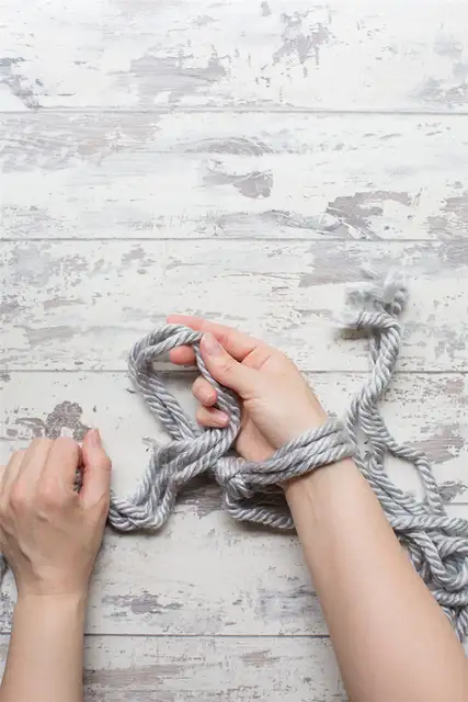 DIY (своими руками) Arm knit cushion cover - сначала завяжите узел примерно в метре от конца