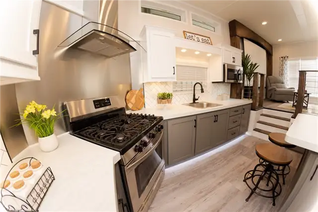 Park Model Homes - Crafts man Large House on Wheels - угловая печь