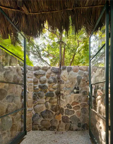 Pelicans Villa Mexico- Main Office - душ с каменной кладкой