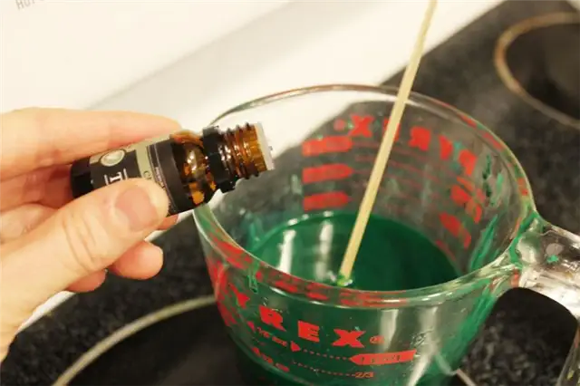 DIY (своими руками) полосатый Рождественская свеча - расплавить воск плюс мелки
