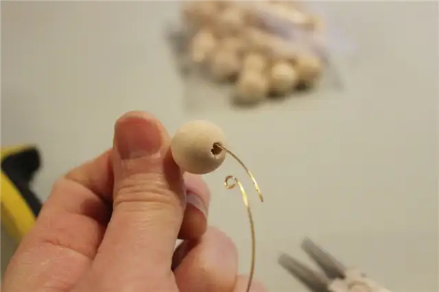 Нанизывайте деревянные бусины