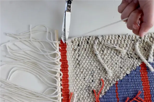 DIY (своими руками) Loom and Woven Wall Hanging - отрезать нить