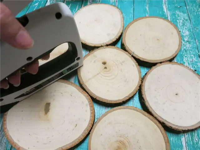 Подставка для торта Rustic Wood Rounds Tutorial - степлер