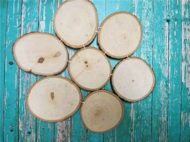 Подставка для торта Rustic Wood Rounds - все срезы дерева соединены