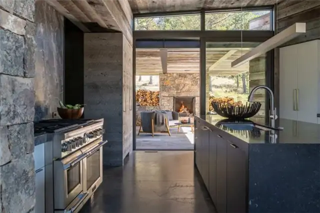 Кухня Rustic Modern Mountain Home
