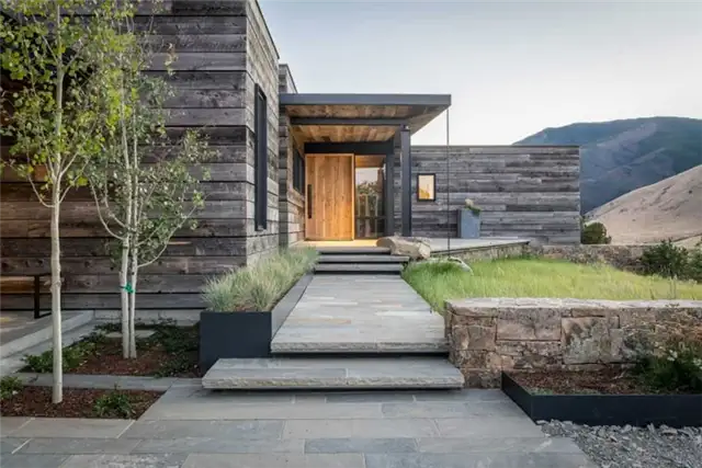 Вид спереди на дом Rustic Modern Mountain Home