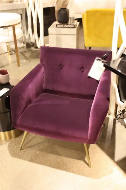 Кресло розового цвета с современными ножками в стиле mid century