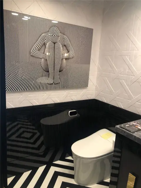 Черно-белая ванная комната с классным настенным искусством