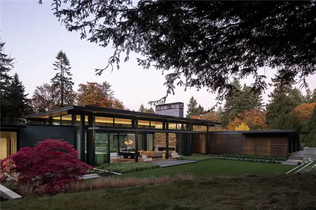 Дом Glass Link House от Scott-Edwards Architects вид сбоку